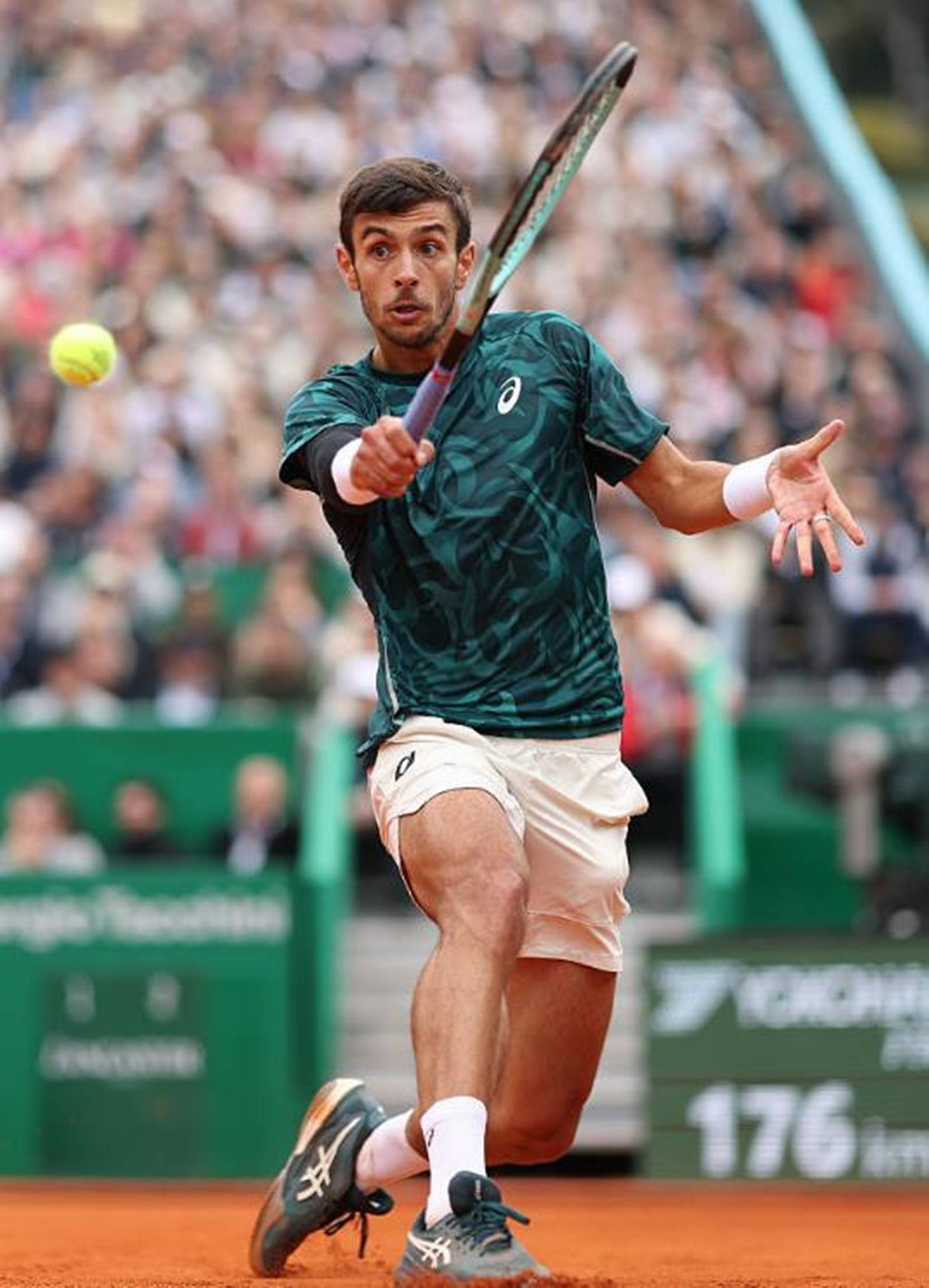 进一步拉近 进一步拉近