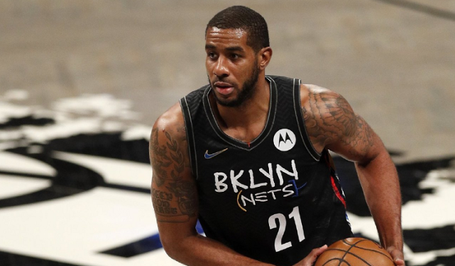 杨瀚森和女友在美国的幸福生活，女友坐行李箱小杨推着走，好浪漫！